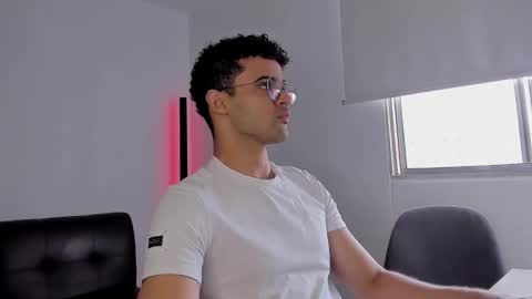 Im Chirs IM MODEL INDEPENDT online show from 09-30-25, 06:24