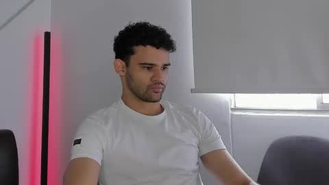 Im Chirs IM MODEL INDEPENDT online show from 10-06-25, 03:09