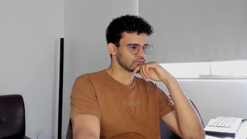 Im Chirs IM MODEL INDEPENDT online show from 10-21-25, 02:40