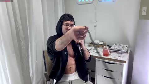 Snapshot of chriscool93 chatting on 11-18-25, 01:33 Content creator artist online show from 11-18-25, 01:33