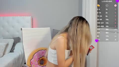 Snapshot of christiewells22 chatting on 11-10-25, 06:29 Christie online show from 11-10-25, 06:29