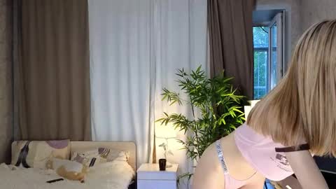 Snapshot of christina_hammond chatting on 06-08-26, 12:27 Ann online show from 06-08-26, 12:27