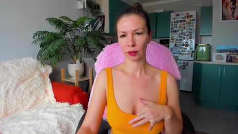 Snapshot of christina_hot chatting on 10-23-25, 07:40 Chris online show from 10-23-25, 07:40