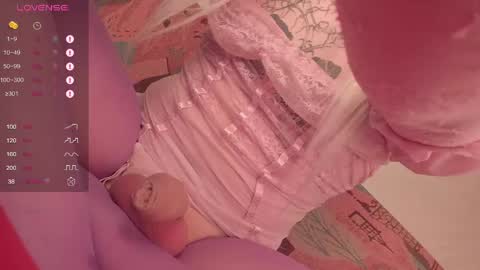Snapshot of christinaloveu chatting on 05-18-26, 10:15 crisss online show from 05-18-26, 10:15