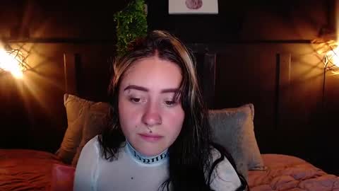 Snapshot of christine_julianne chatting on 10-31-25, 01:17 CALL ME C J online show from 10-31-25, 01:17