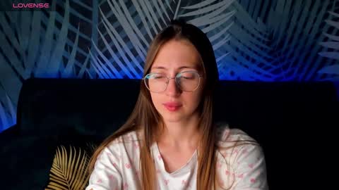 Snapshot of christycrayme chatting on 10-15-25, 04:01 ChristyCrayme online show from 10-15-25, 04:01