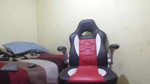 Snapshot of chupameloxxx3 chatting on 02-05-25, 04:59 el papi online show from 02-05-25, 04:59