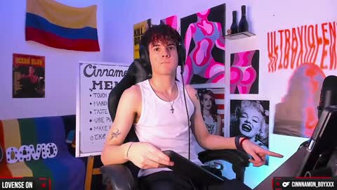 Snapshot of cinnamon_boyxxx chatting on 12-17-24, 04:45 David Independent Model online show from 12-17-24, 04:45