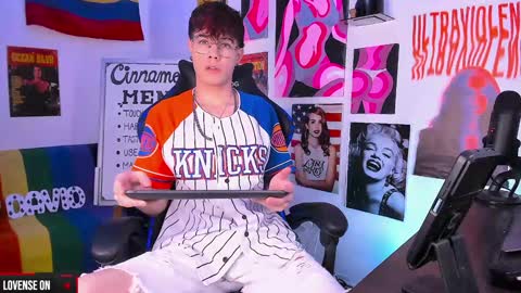 Snapshot of cinnamon_boyxxx chatting on 12-23-24, 05:17 David Independent Model online show from 12-23-24, 05:17