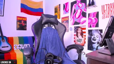 Snapshot of cinnamon_boyxxx chatting on 12-25-24, 08:18 David Independent Model online show from 12-25-24, 08:18