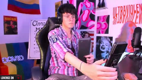 Snapshot of cinnamon_boyxxx chatting on 01-14-25, 04:47 David Independent Model online show from 01-14-25, 04:47