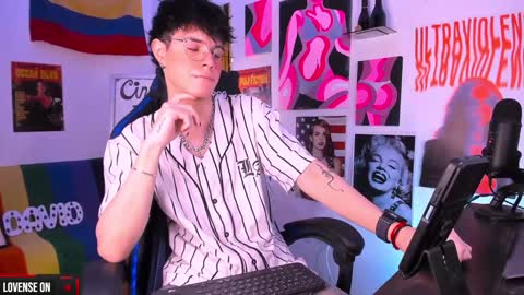 Snapshot of cinnamon_boyxxx chatting on 01-20-25, 02:01 David Independent Model online show from 01-20-25, 02:01