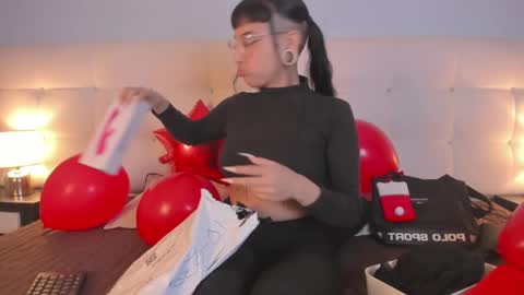 Snapshot of cintya_kors chatting on 02-18-25, 09:20 Cintya online show from 02-18-25, 09:20