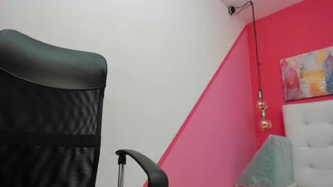 claire aristizabal online show from 02-22-25, 03:34