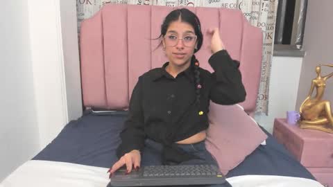 claire aristizabal online show from 11-22-25, 04:33