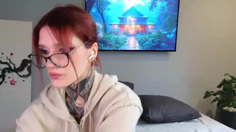 Snapshot of clarewoods chatting on 11-08-25, 08:03 Sophie online show from 11-08-25, 08:03