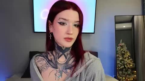 Snapshot of clarewoods chatting on 12-18-25, 05:13 Sophie online show from 12-18-25, 05:13