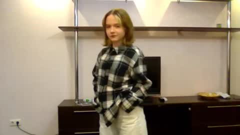 Snapshot of clementinaaures chatting on 11-06-25, 12:17 clementinaaures online show from 11-06-25, 12:17