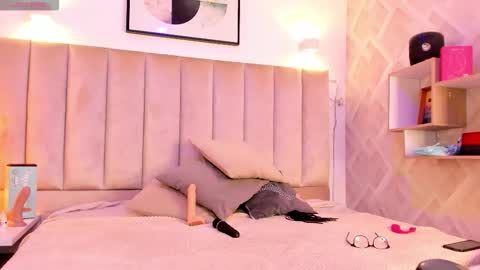 clhoe_johnson_ online show from 11-11-25, 01:00