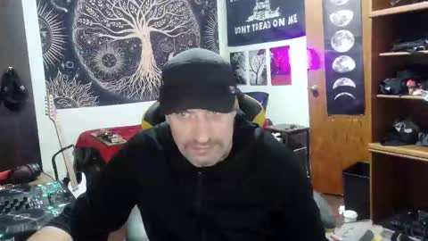 Snapshot of clintwood12 chatting on 12-16-25, 04:17 chad online show from 12-16-25, 04:17