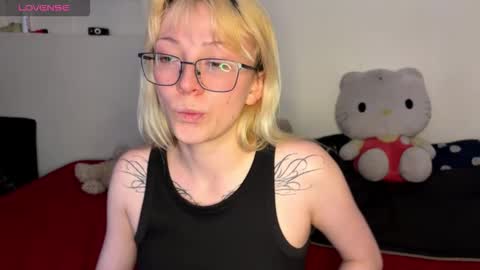 Snapshot of cloe_five chatting on 11-05-25, 11:16 CLOE online show from 11-05-25, 11:16