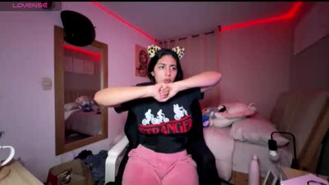 Snapshot of cloe_small08 chatting on 10-25-25, 01:57 cloe small online show from 10-25-25, 01:57