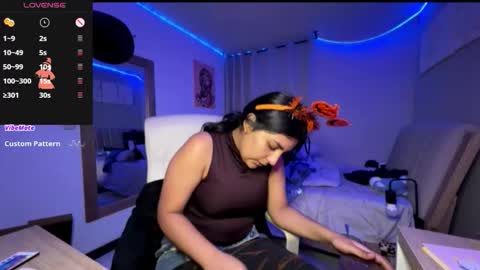 Snapshot of cloe_small08 chatting on 10-31-25, 02:23 cloe small online show from 10-31-25, 02:23