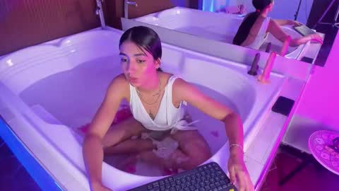 CLOE  online show from 11-21-25, 04:11