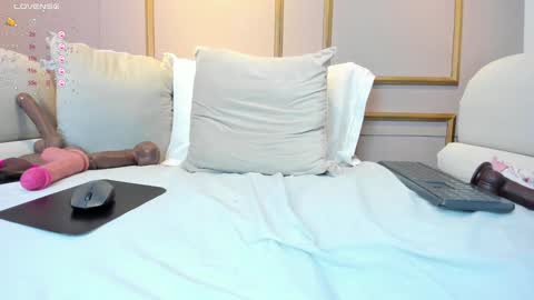 Snapshot of cloehap chatting on 12-19-24, 03:52 Cloe online show from 12-19-24, 03:52