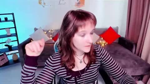 Snapshot of clover_red chatting on 03-09-25, 02:32 Clover follow me online show from 03-09-25, 02:32