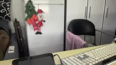 Snapshot of coach_karl chatting on 12-21-25, 11:45 Coach Karl Porn Star Tip me all the way to my next trip online show from 12-21-25, 11:45