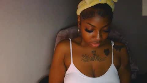 Snapshot of cocochanel197941 chatting on 12-15-25, 09:24 chanel online show from 12-15-25, 09:24