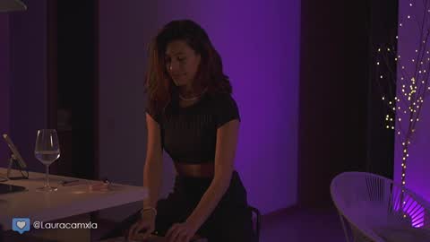 Snapshot of colouristic chatting on 12-18-24, 11:19 Laura online show from 12-18-24, 11:19