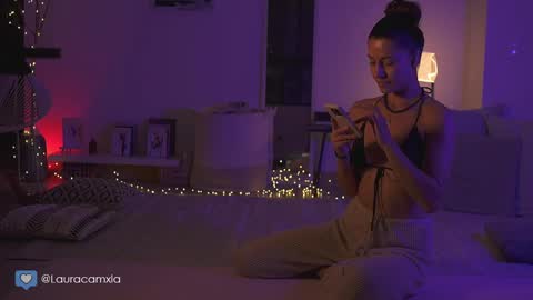 Snapshot of colouristic chatting on 12-21-24, 11:24 Laura online show from 12-21-24, 11:24