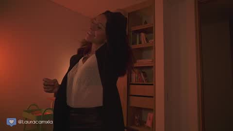 Snapshot of colouristic chatting on 02-03-25, 11:26 Laura online show from 02-03-25, 11:26