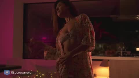 Snapshot of colouristic chatting on 02-12-25, 03:18 Laura online show from 02-12-25, 03:18