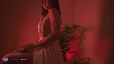 Snapshot of colouristic chatting on 03-07-25, 03:29 Laura online show from 03-07-25, 03:29