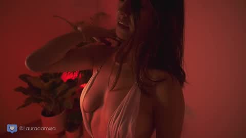 Snapshot of colouristic chatting on 03-07-25, 06:35 Laura online show from 03-07-25, 06:35