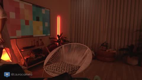 Snapshot of colouristic chatting on 09-22-25, 01:18 Laura online show from 09-22-25, 01:18