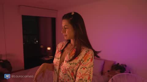 Snapshot of colouristic chatting on 10-16-25, 11:06 Laura online show from 10-16-25, 11:06