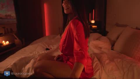 Snapshot of colouristic chatting on 10-22-25, 02:01 Laura online show from 10-22-25, 02:01