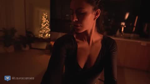 Snapshot of colouristic chatting on 11-17-25, 12:49 Laura online show from 11-17-25, 12:49