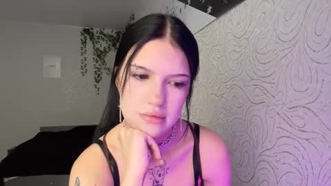 Snapshot of conchitaderricott chatting on 11-11-25, 11:43 Bella online show from 11-11-25, 11:43