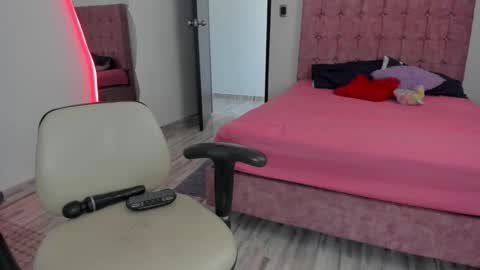 Snapshot of cora22_ chatting on 06-11-26, 02:48 CORA online show from 06-11-26, 02:48