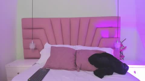 Snapshot of coral_jhoness chatting on 12-14-25, 05:24 Carol Jhones online show from 12-14-25, 05:24