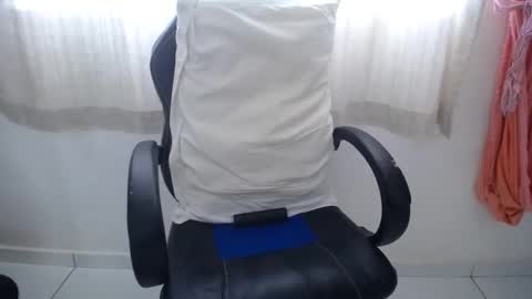 Snapshot of corolaxxl chatting on 10-01-25, 05:41 corolaxxl online show from 10-01-25, 05:41