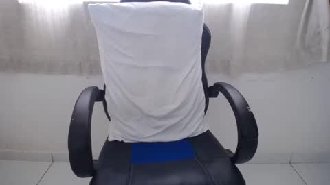 Snapshot of corolaxxl chatting on 10-14-25, 02:51 corolaxxl online show from 10-14-25, 02:51