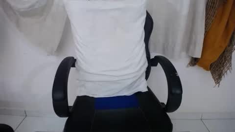 Snapshot of corolaxxl chatting on 10-21-25, 01:28 corolaxxl online show from 10-21-25, 01:28