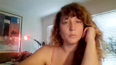 Snapshot of cosmiccoquette chatting on 09-17-25, 04:41 mamimaritza online show from 09-17-25, 04:41