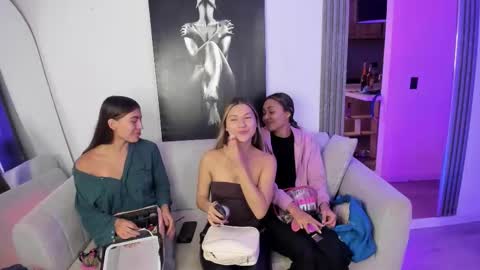 Snapshot of couple_funnyy chatting on 11-22-25, 03:05 couple_funnyy online show from 11-22-25, 03:05